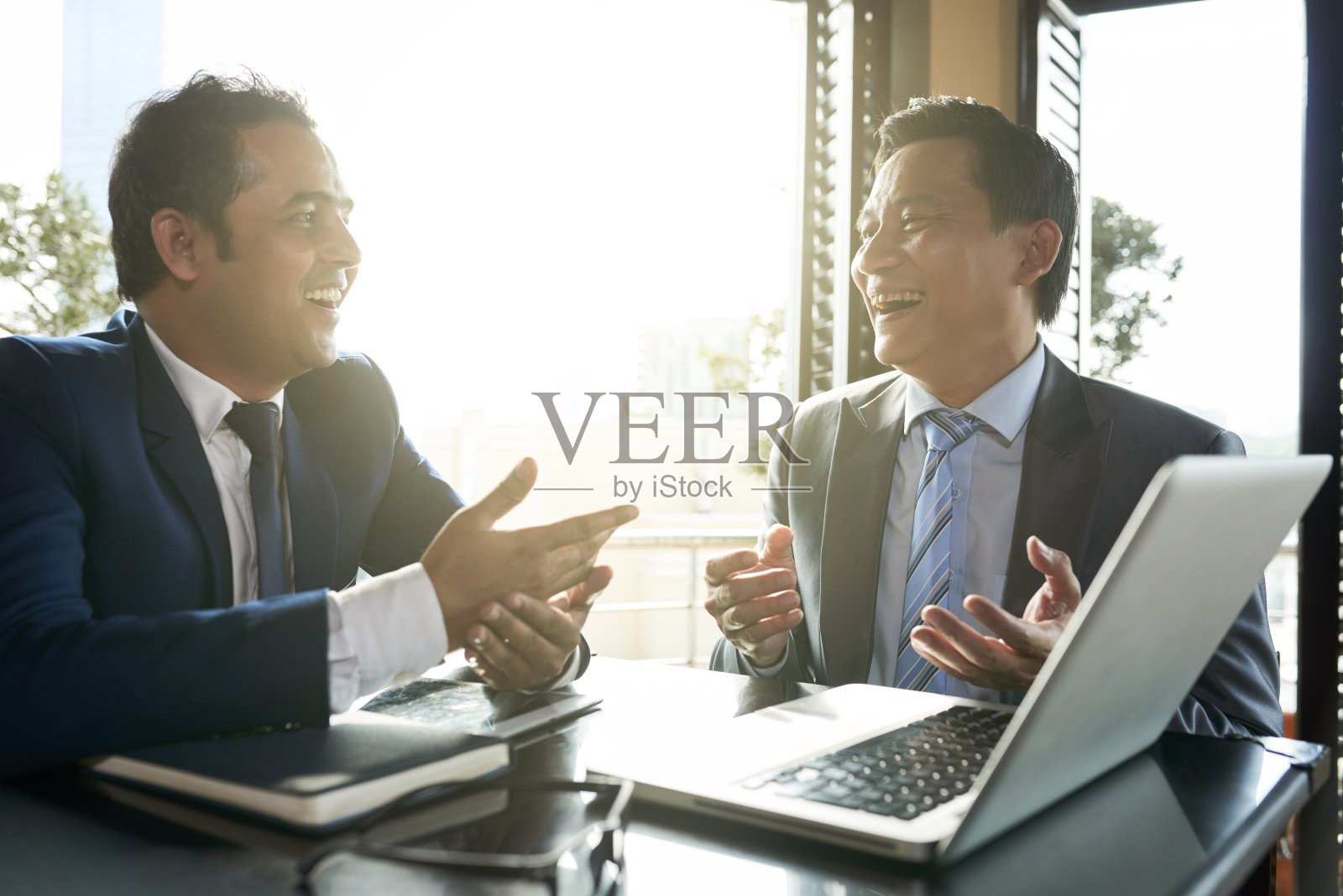 商务人士午餐时间在咖啡馆工作照片摄影图片