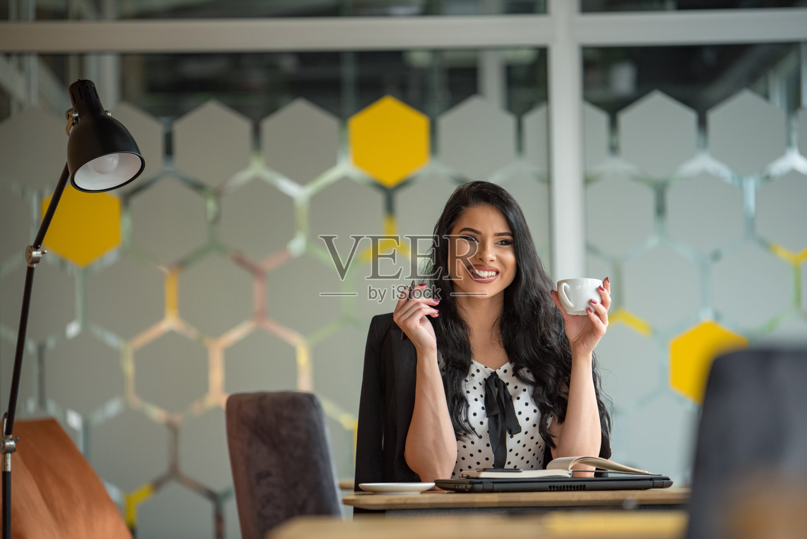 优雅性感的女性经理在她的办公室照片摄影图片