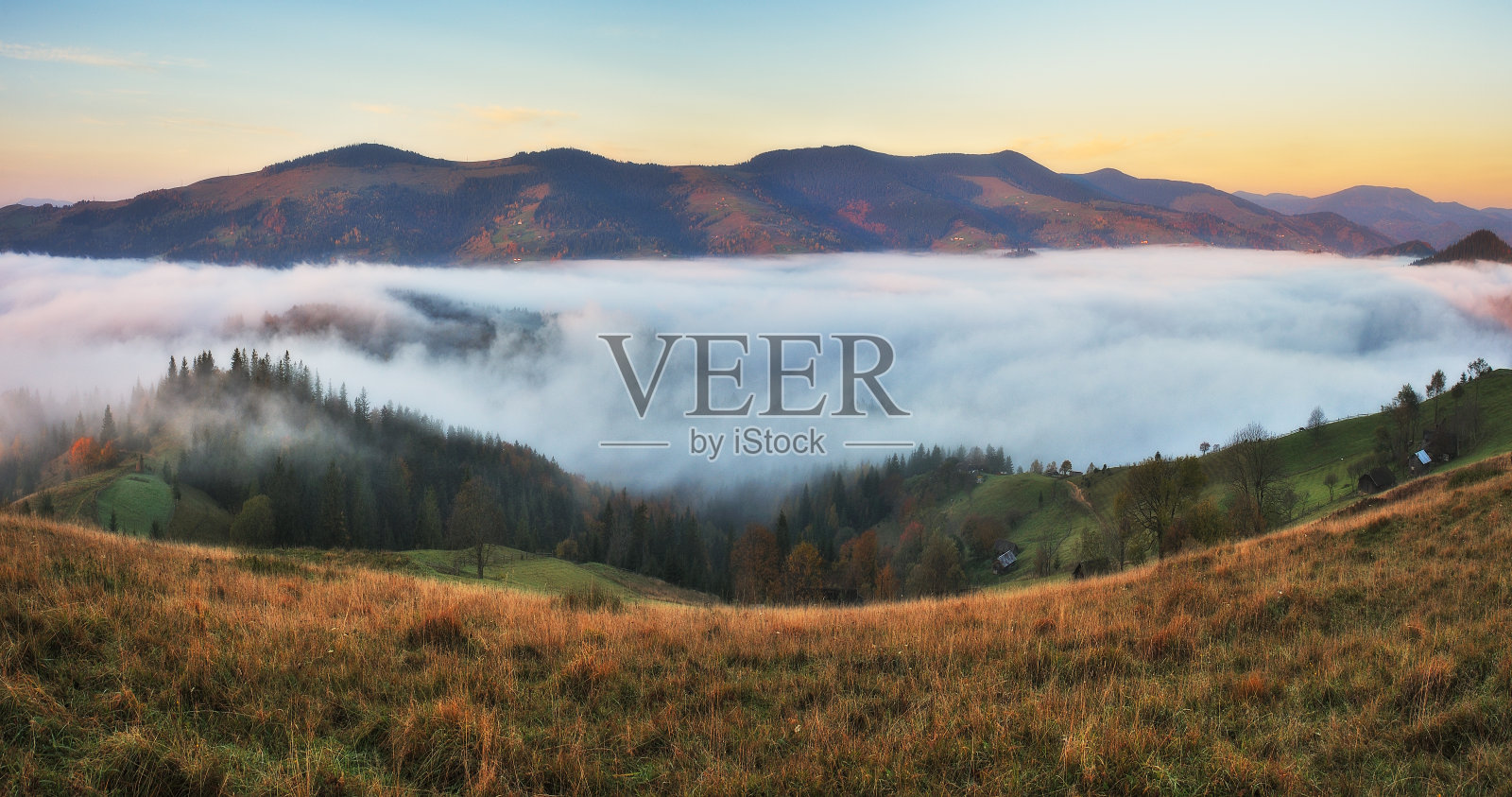 秋天的早晨。喀尔巴阡山脉雾蒙蒙的日出。风景如画的早晨照片摄影图片