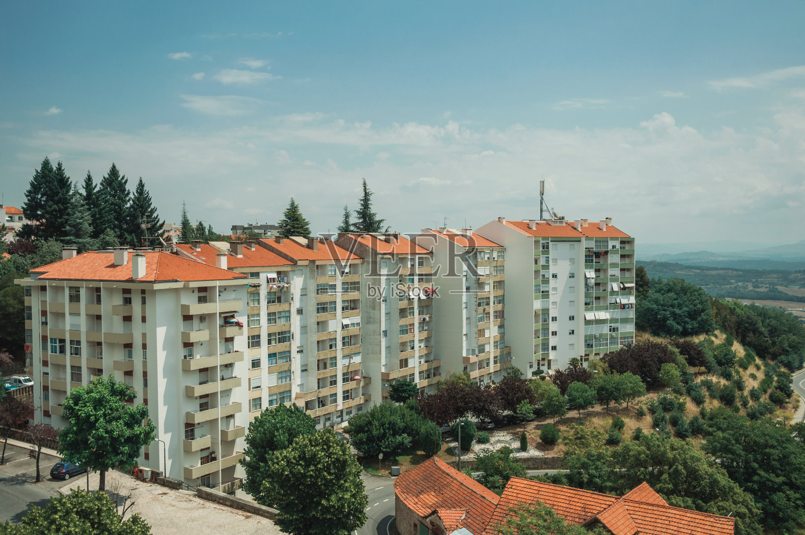 城市景观与公寓建筑在树中间照片摄影图片