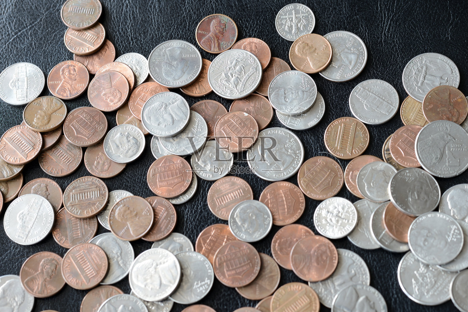 近距离观察散落在黑暗表面上的美洲美分照片摄影图片