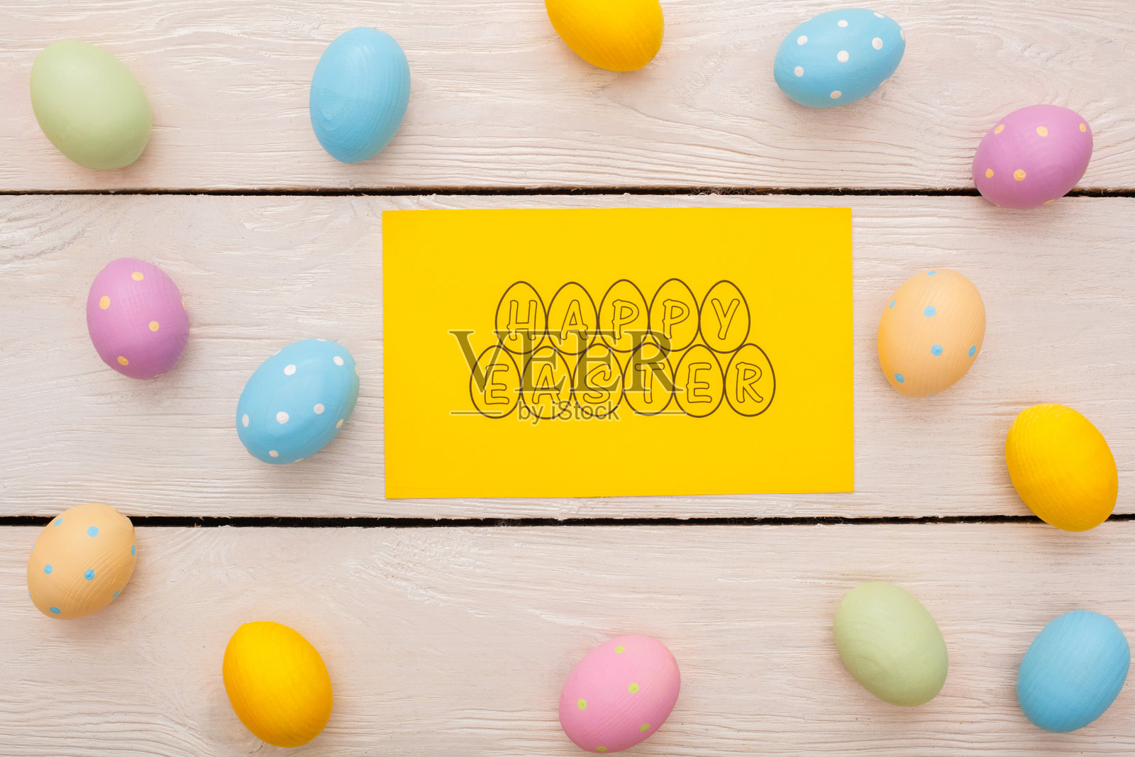 复活节传统物品孤立在木制背景黄纸上与祝贺照片摄影图片