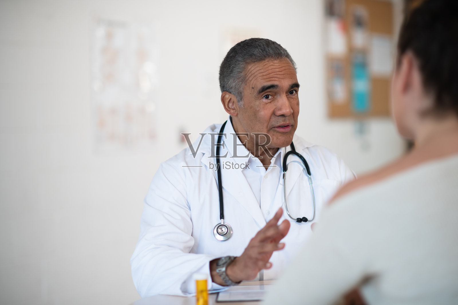 男医生和他的病人谈话照片摄影图片