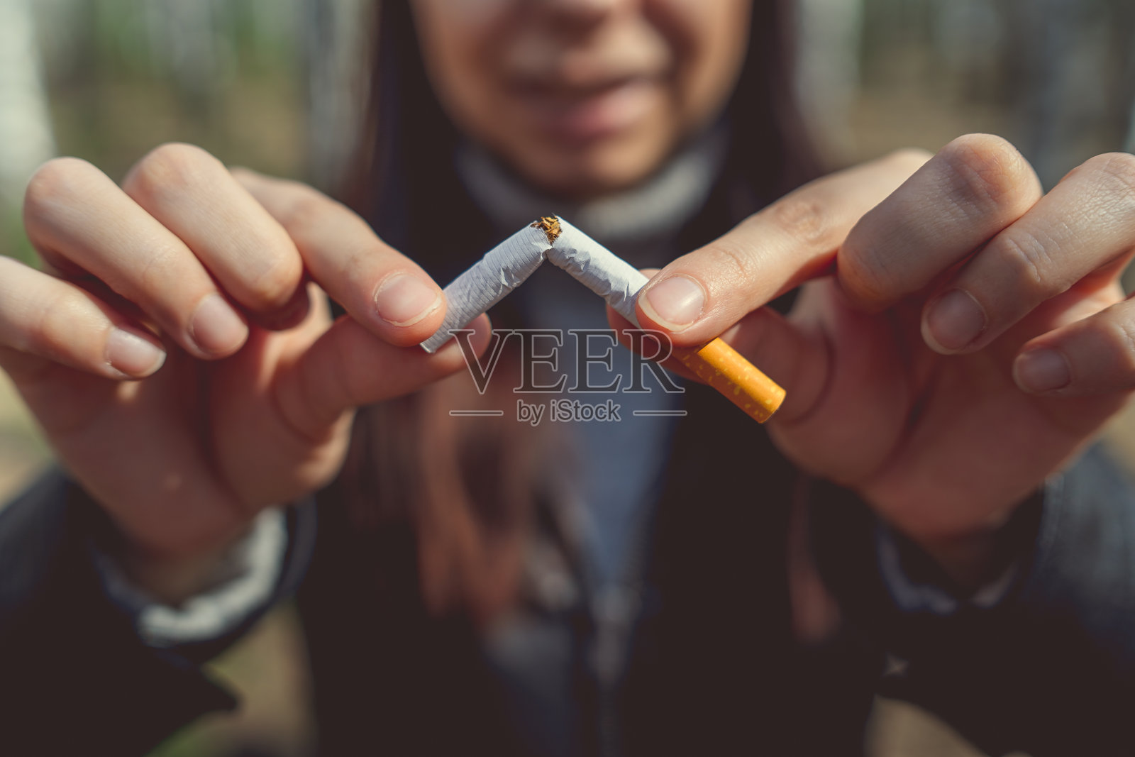 作物妇女打破香烟和戒烟。照片摄影图片