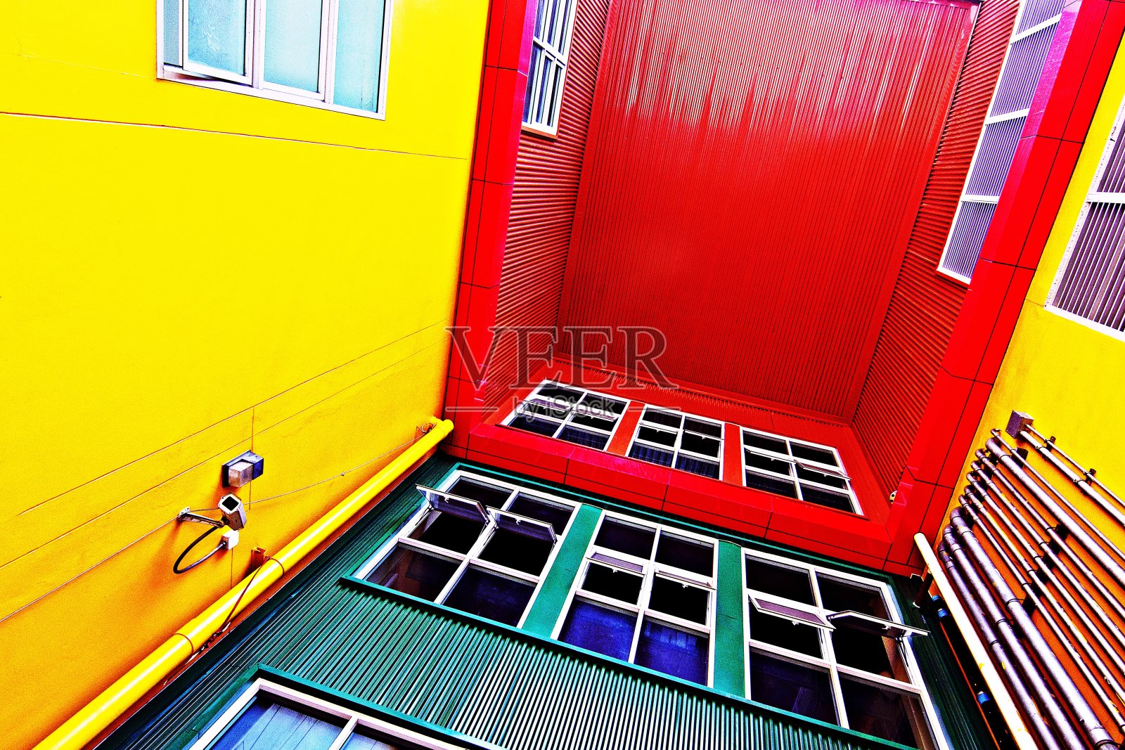 彩色的墙壁和窗户。照片摄影图片