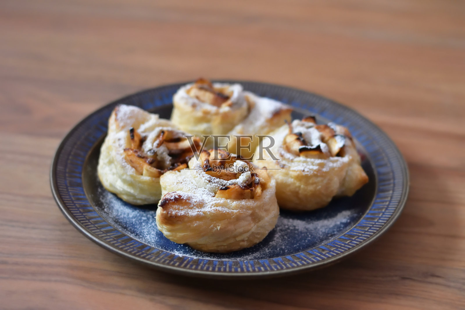 蓝色盘子上的新鲜苹果酥皮照片摄影图片