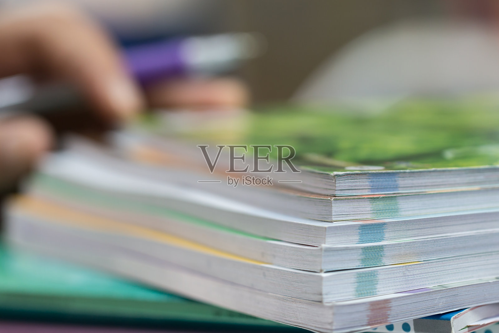 商人把手放在金融市场上查看文件文件，在繁忙的办公桌上查找信息工作。一摞摞的文件，用笔换来叹息。企业报告的概念照片摄影图片