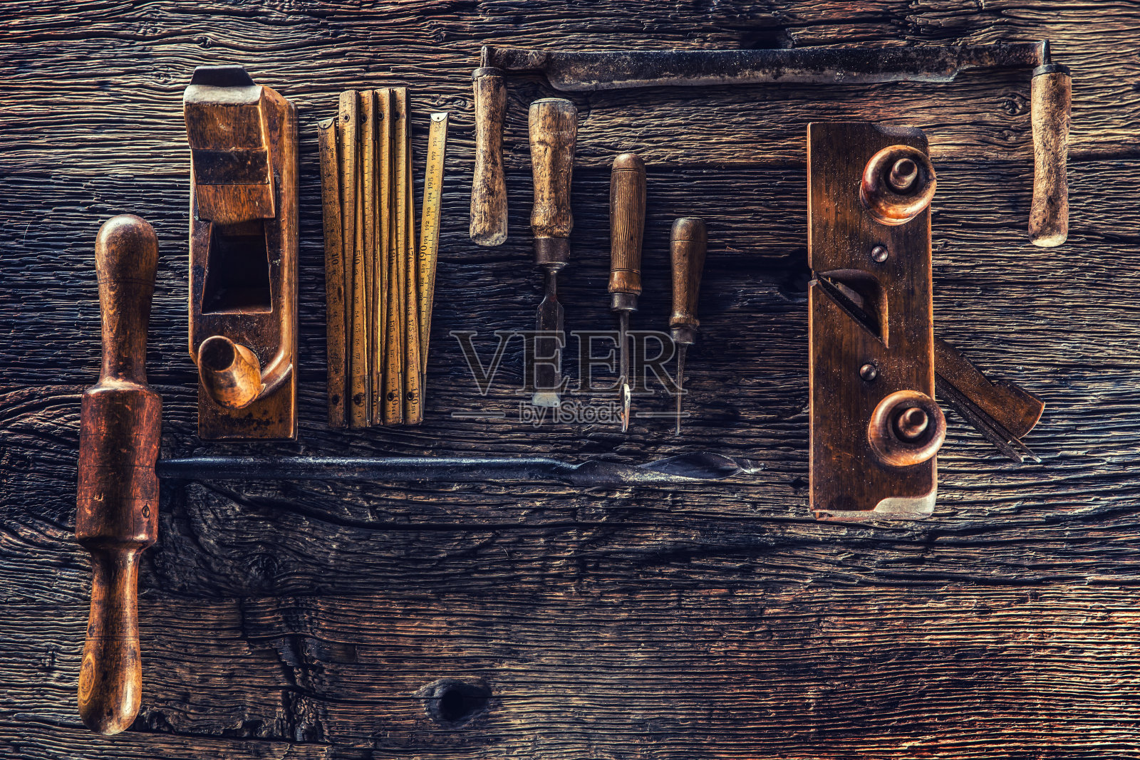 在一个木工车间的老式木工工具的顶部视图照片摄影图片