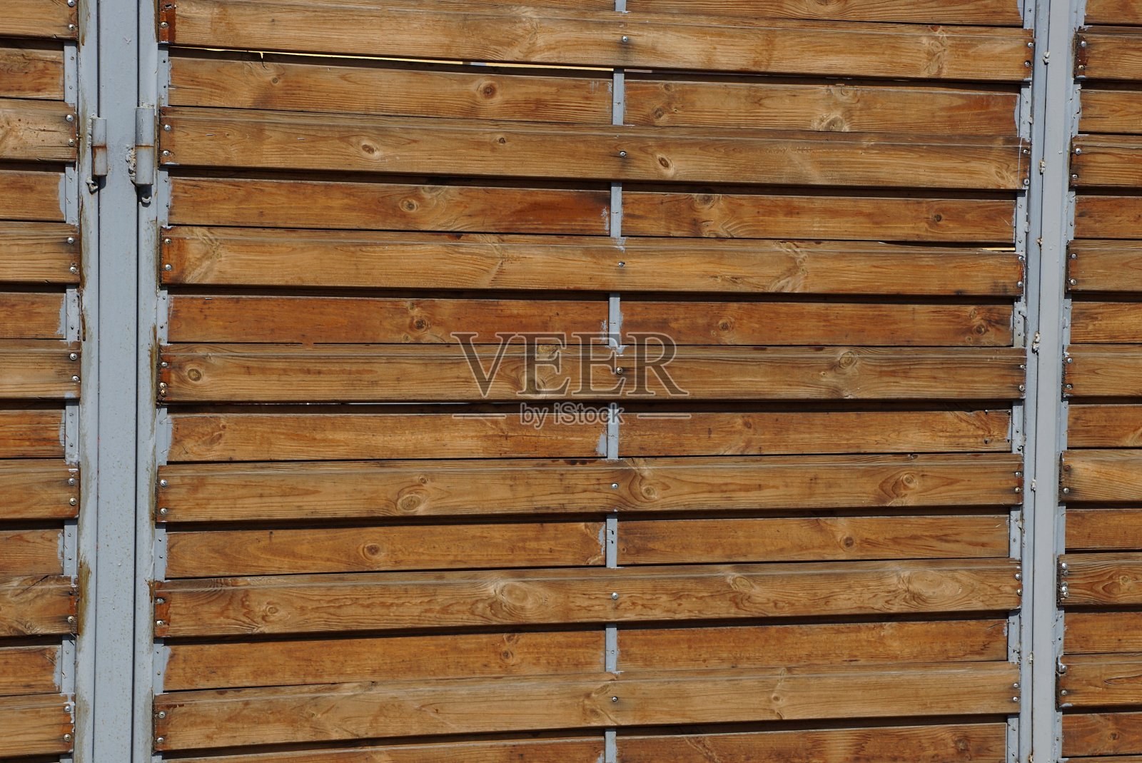 街道上的栅栏墙上有棕色的木纹薄木板照片摄影图片