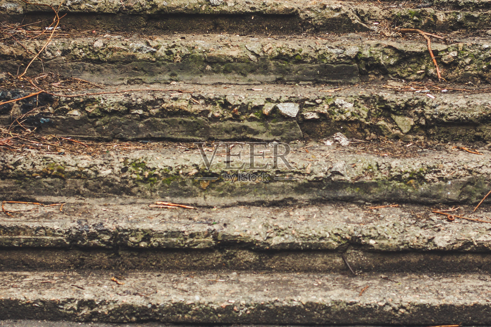 废弃的楼梯(破损的台阶、砖块、水泥和划痕)。背景照片摄影图片