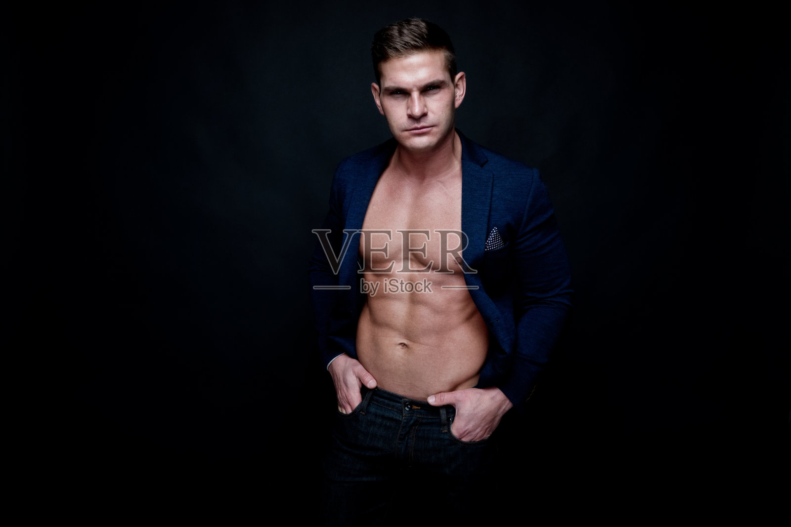 性感肌肉男子穿着衬衫解开照片摄影图片