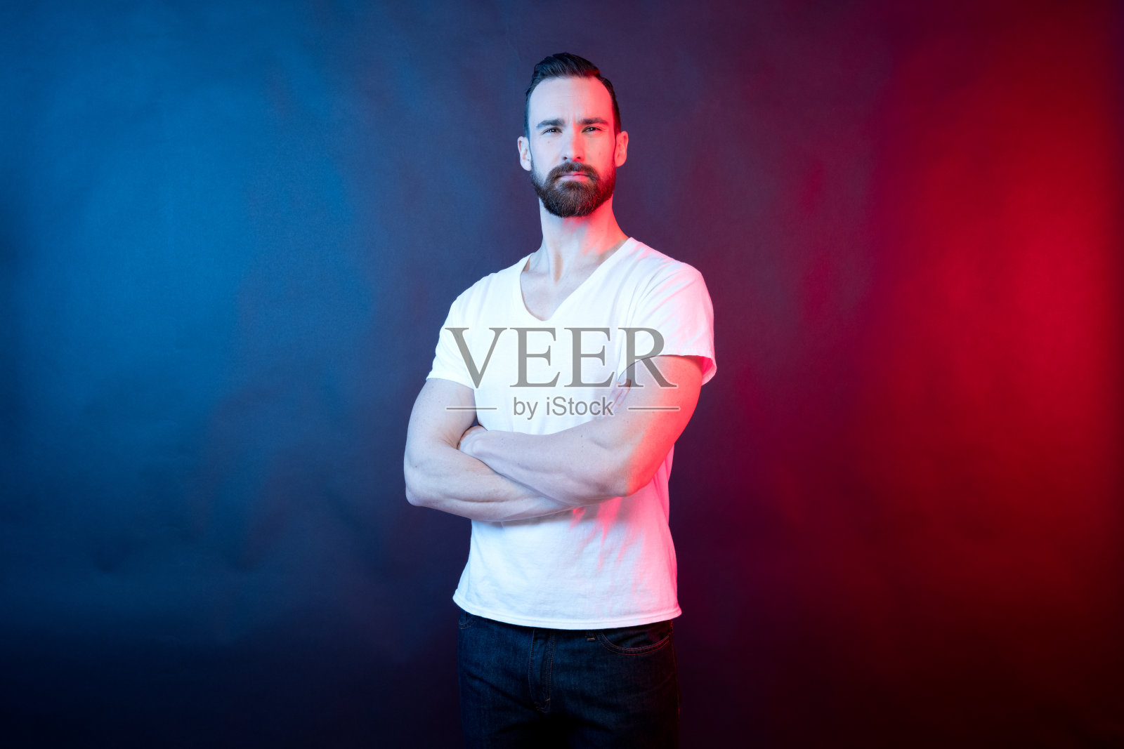 穿着白色t恤的快乐帅哥照片摄影图片