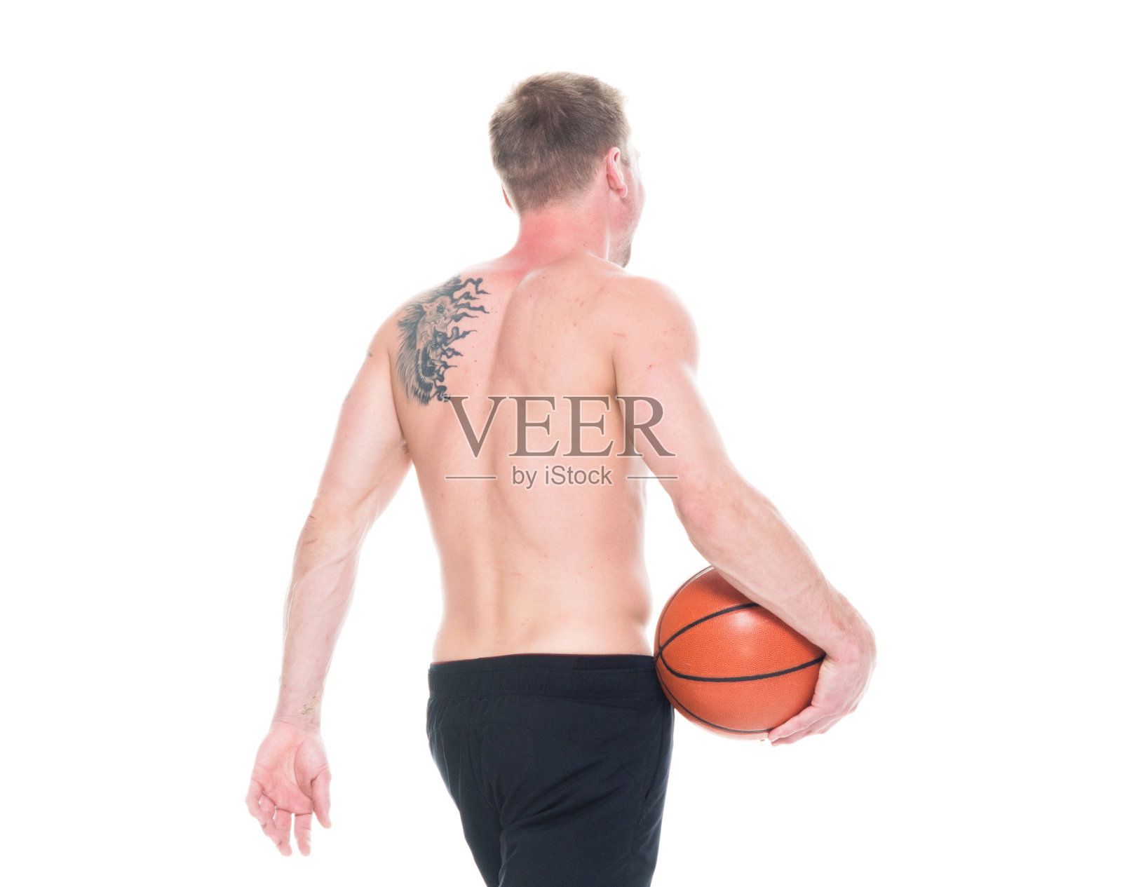 裸男拿着篮球和走路，后视镜照片摄影图片