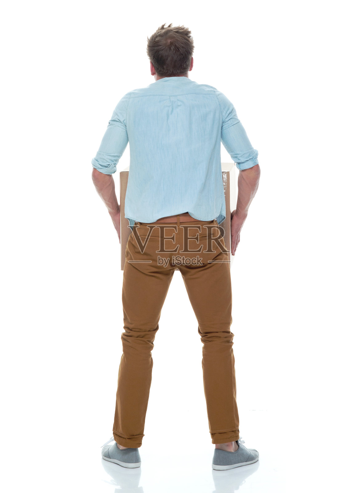 一个正举着箱子的帅哥照片摄影图片