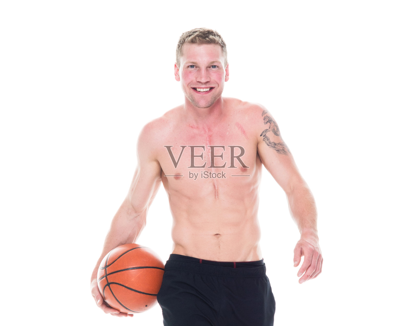 赤裸上身拿着篮球走的男人照片摄影图片