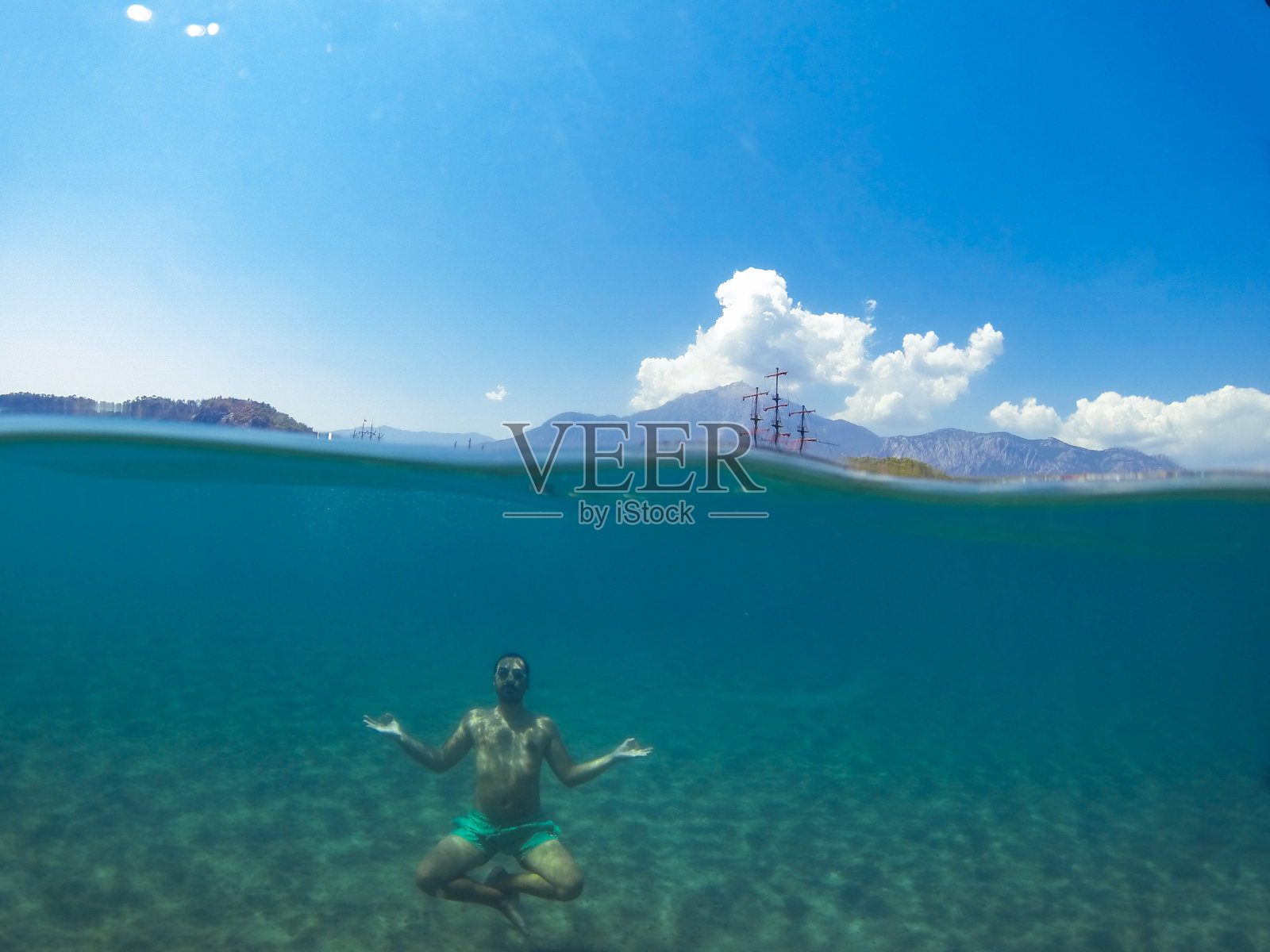 在水下练习瑜伽和冥想照片摄影图片