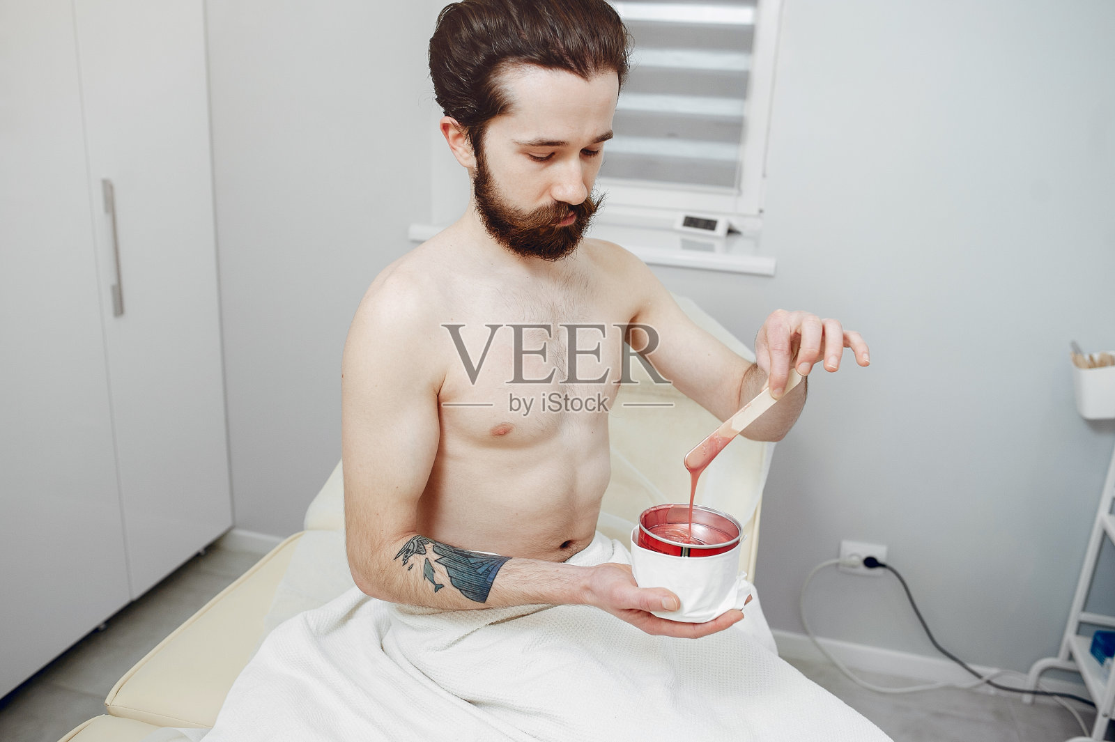 帅哥在美容院照片摄影图片