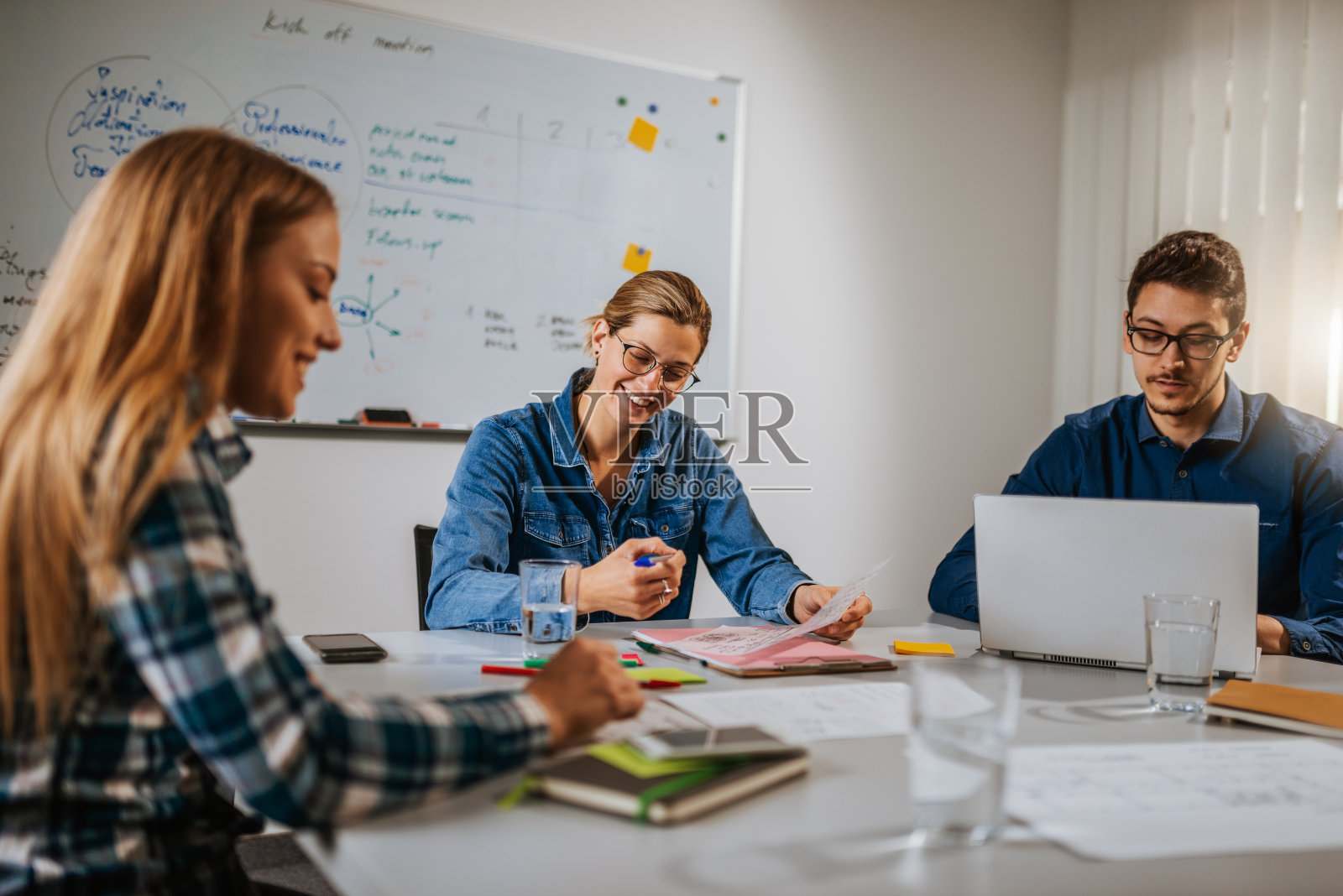 成功和富有创造力的千禧商业人士在办公室。照片摄影图片