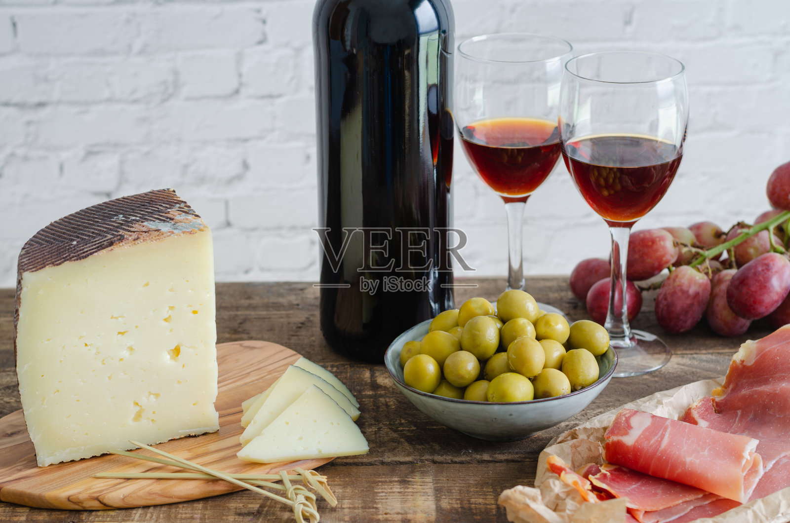 西班牙特有的开胃菜。食品和饮料。照片摄影图片