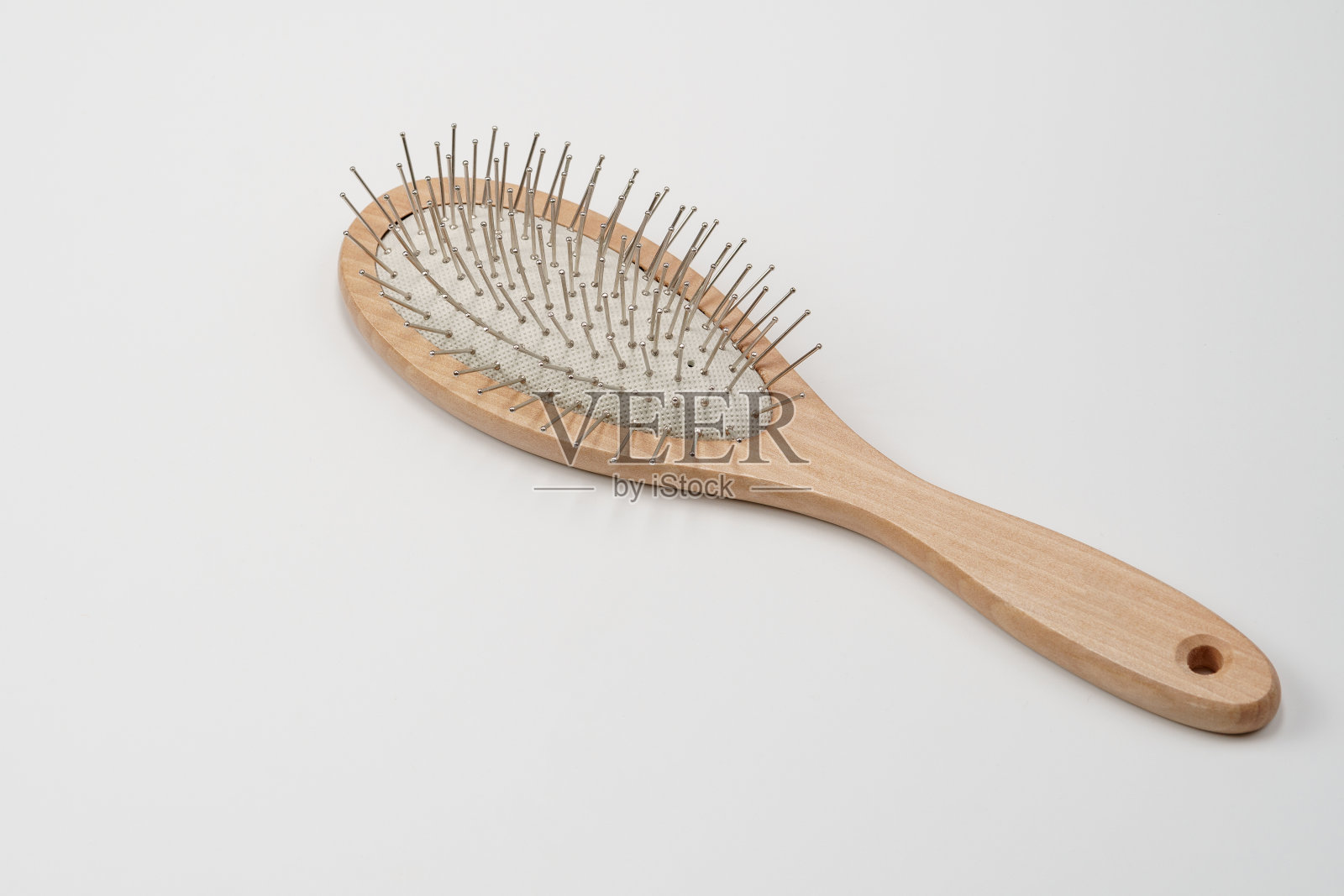 木制的头发刷在白色的背景。影棚拍摄。照片摄影图片