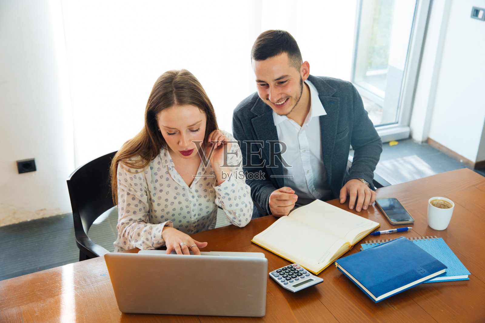 夫妻有生意上的合作照片摄影图片