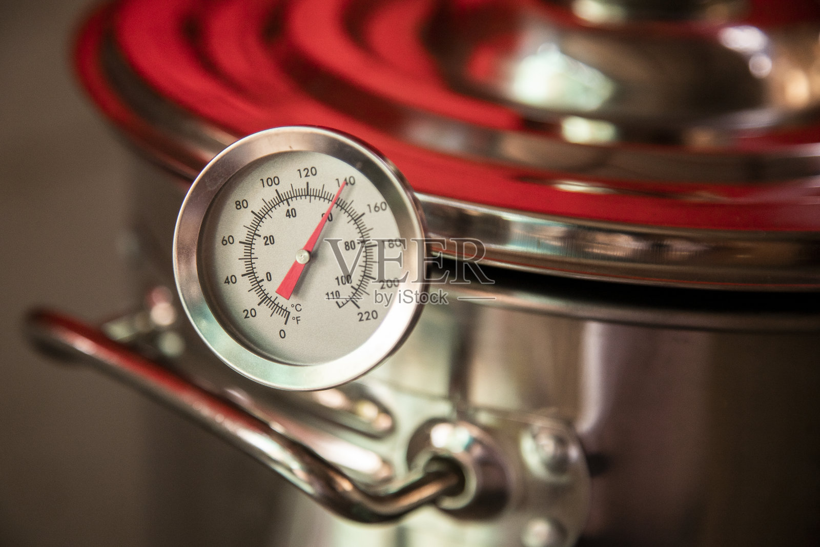 啤酒麦芽汁开始煮沸，麦芽汁为家酿小麦啤酒。照片摄影图片