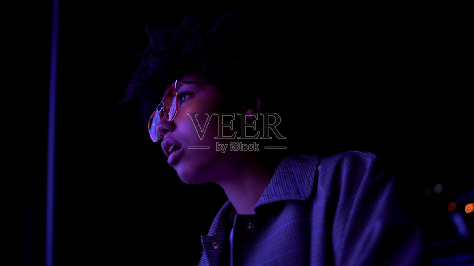 戴眼镜的非裔美国女孩在露天电影院看电影照片摄影图片