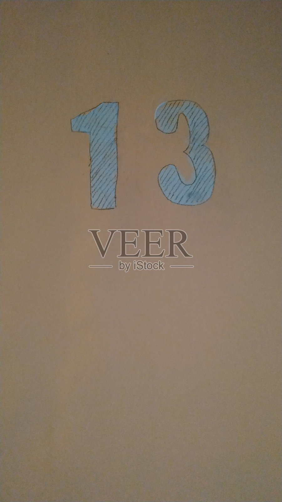 13号，粉色背景，蓝色油漆。特写镜头。照片摄影图片