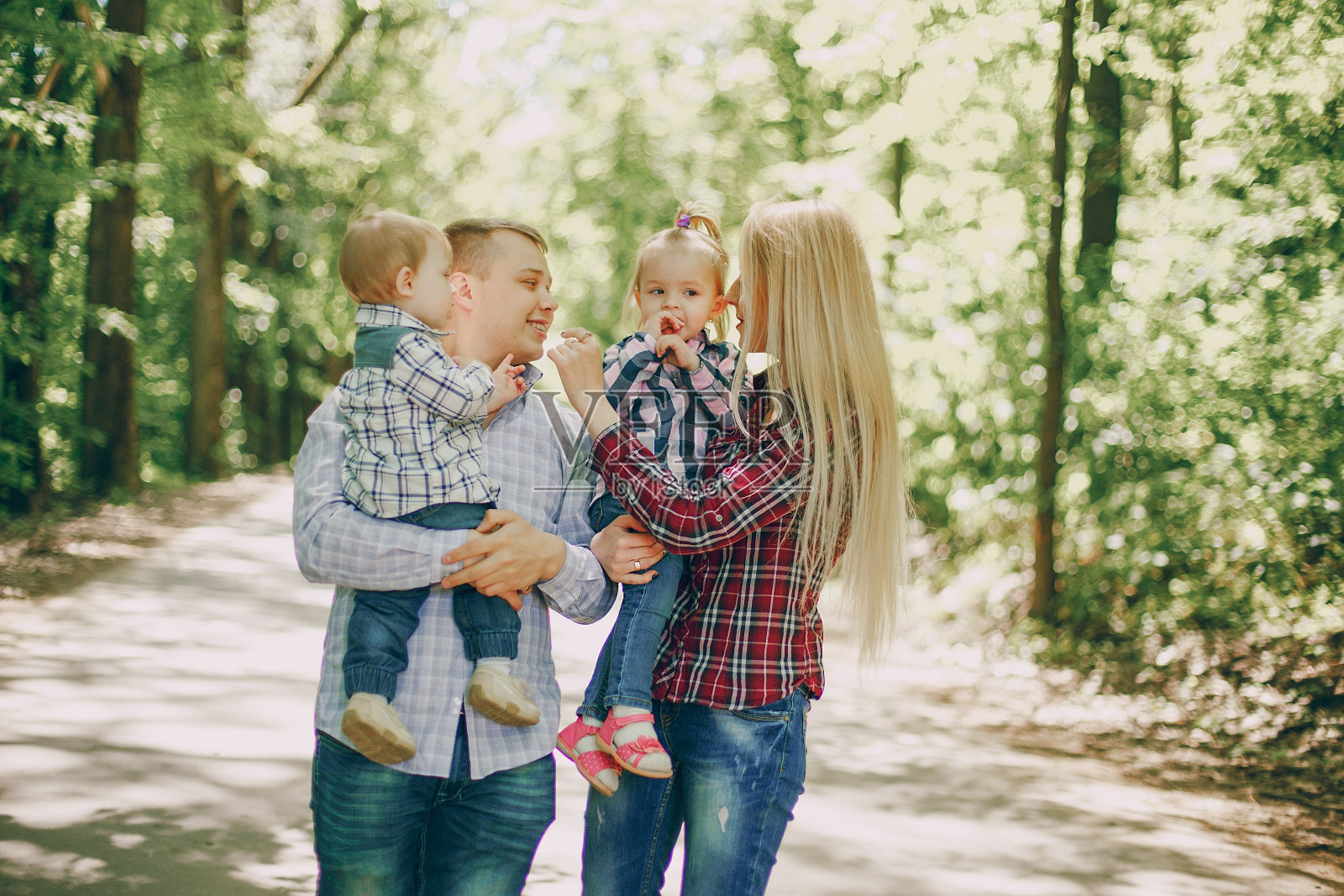森林中的家庭照片摄影图片