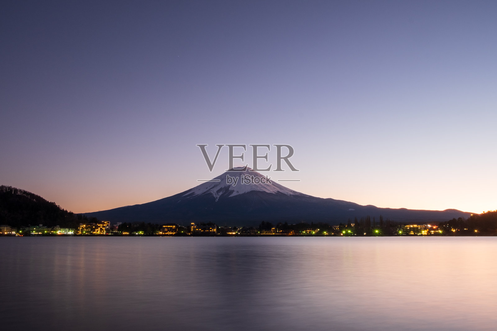 富士山，前面的湖和傍晚的光照片摄影图片