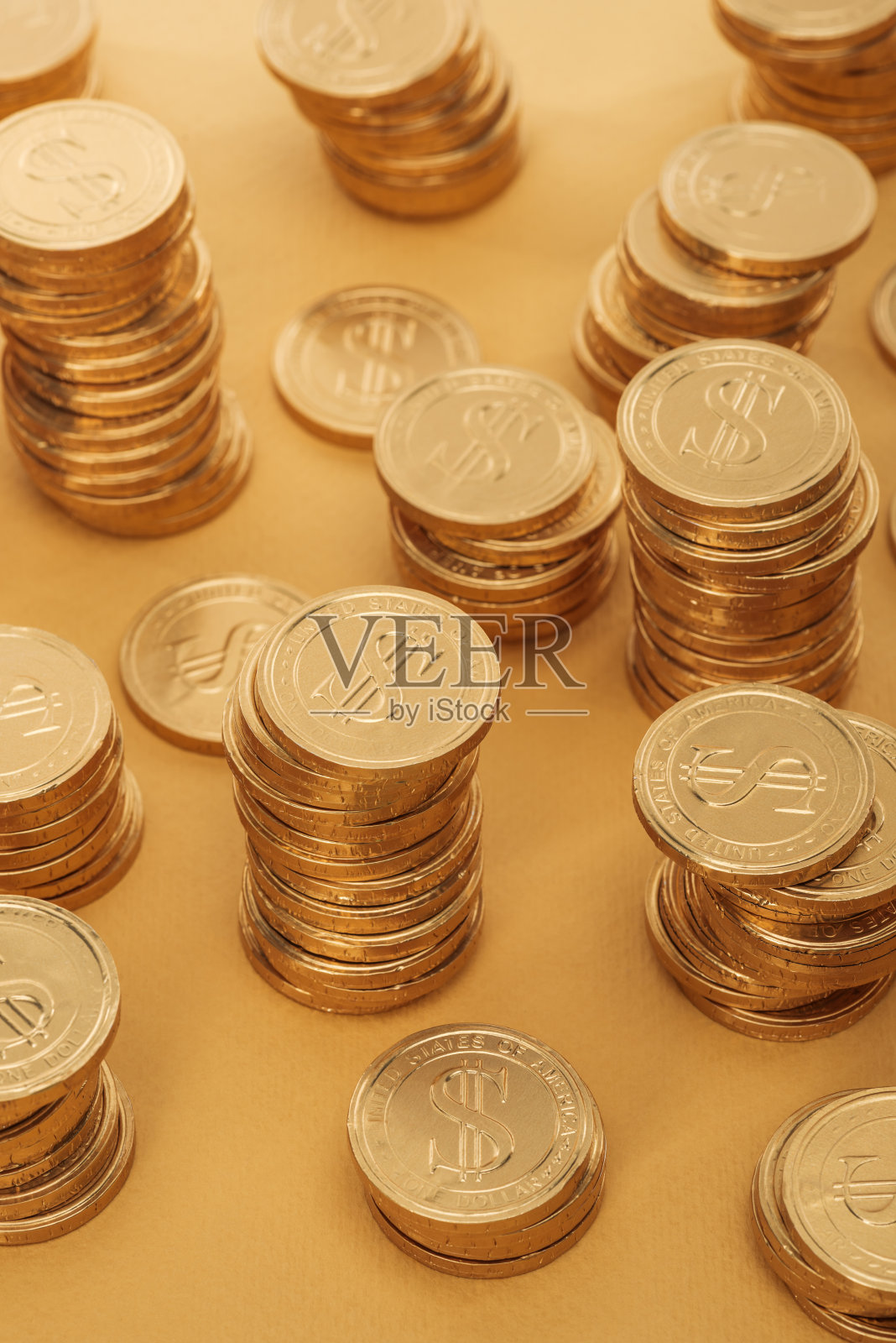 一排排的黄金硬币与美元标志孤立在橙色，圣帕特里克日的概念照片摄影图片
