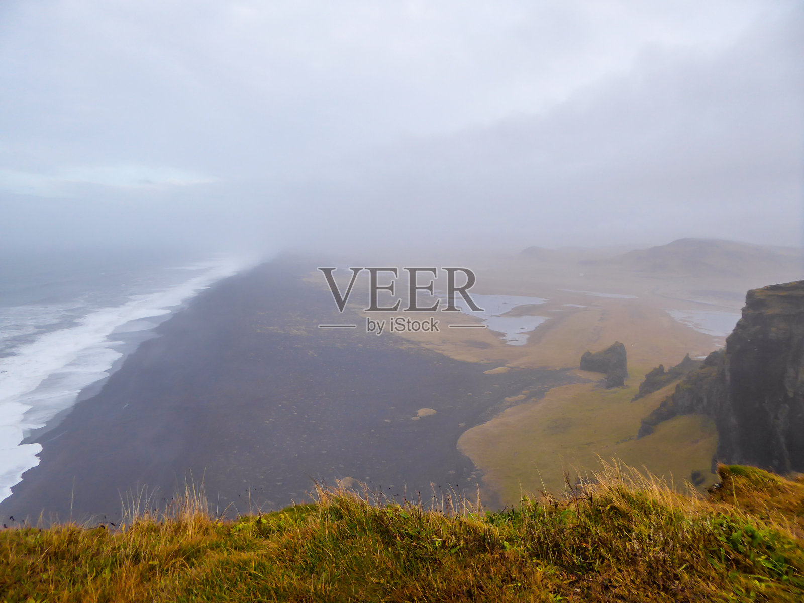 冰岛——从悬崖上看到的黑沙滩照片摄影图片