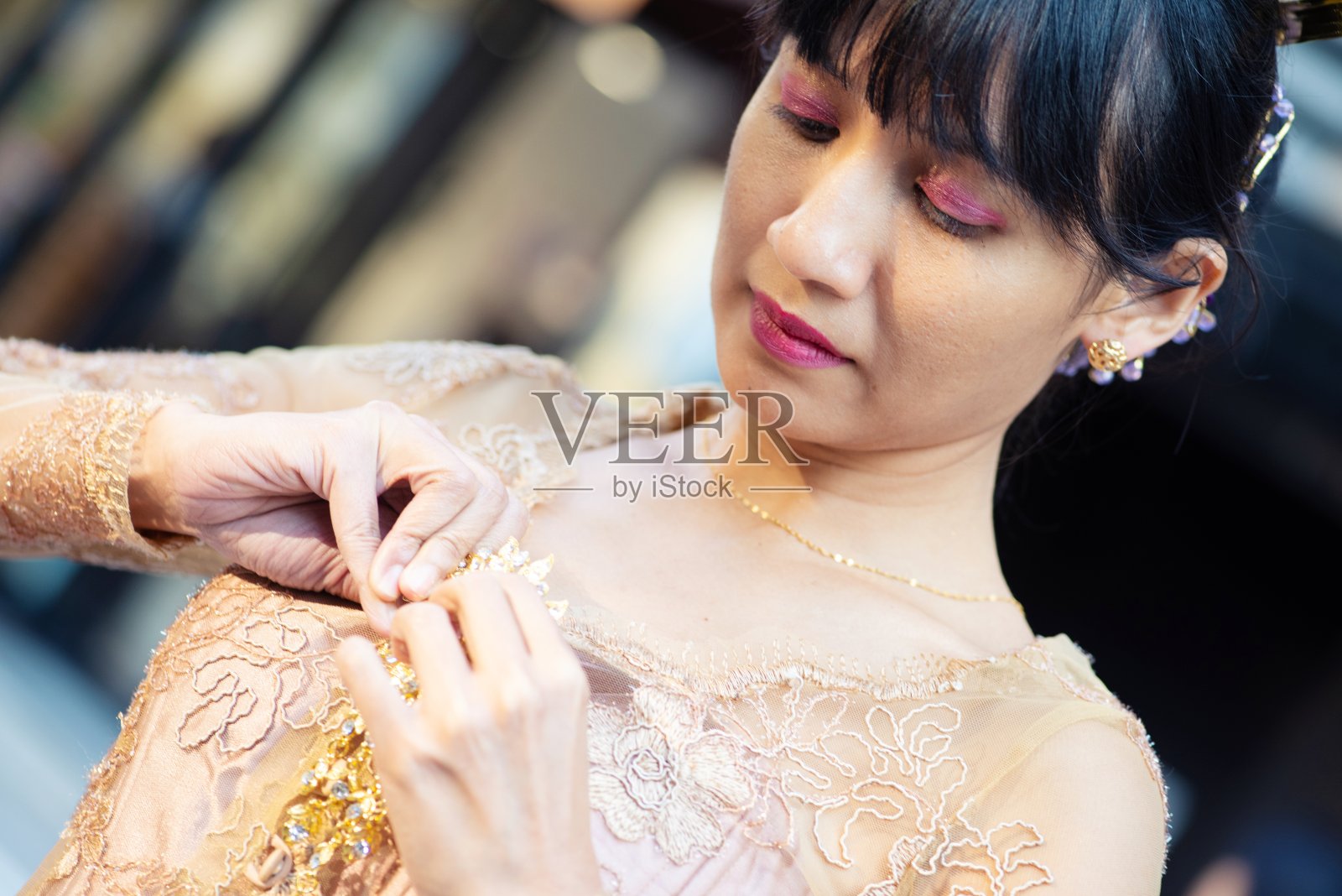 女人穿衣服的手的特写照片摄影图片