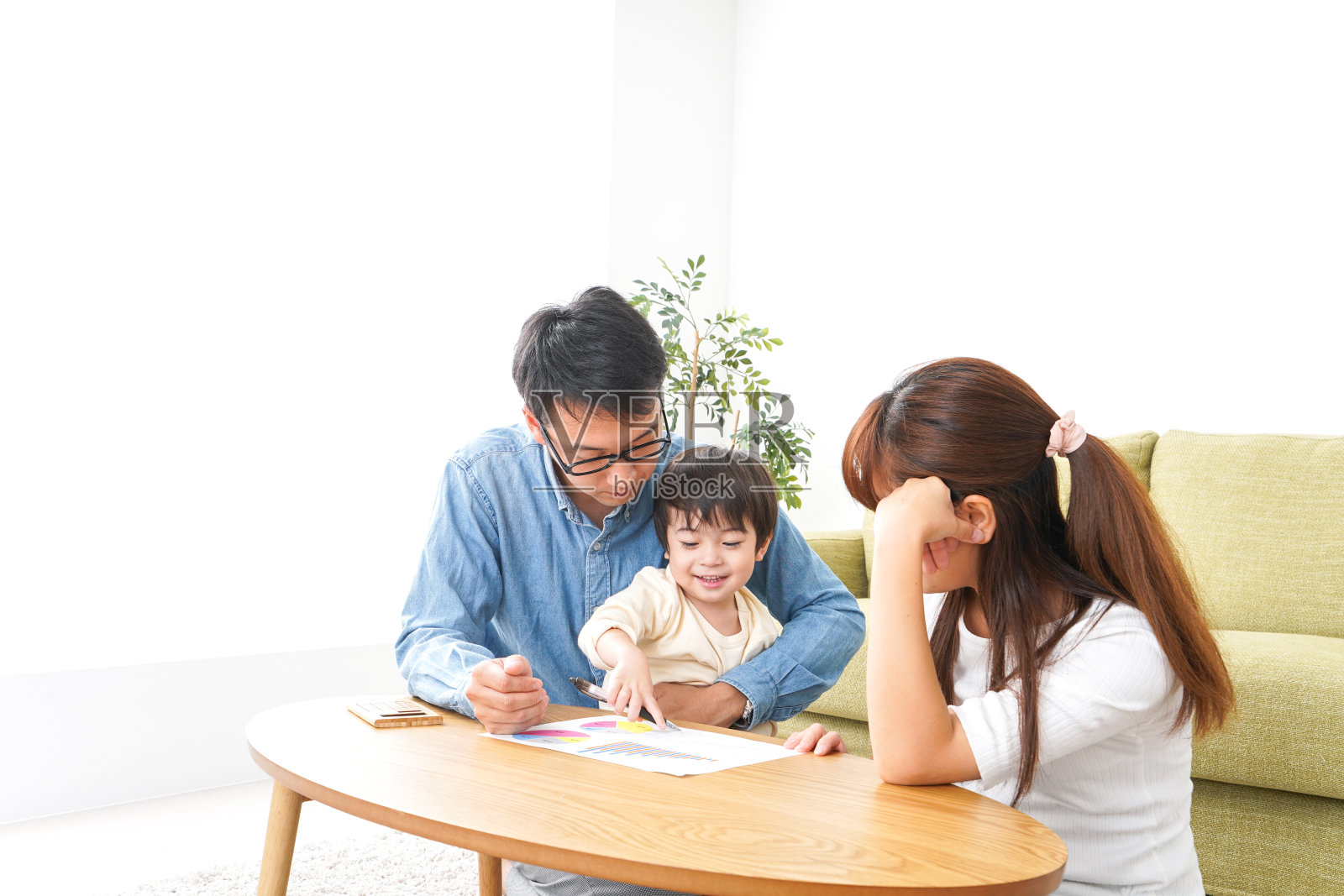 年轻夫妇在家庭会议上照片摄影图片
