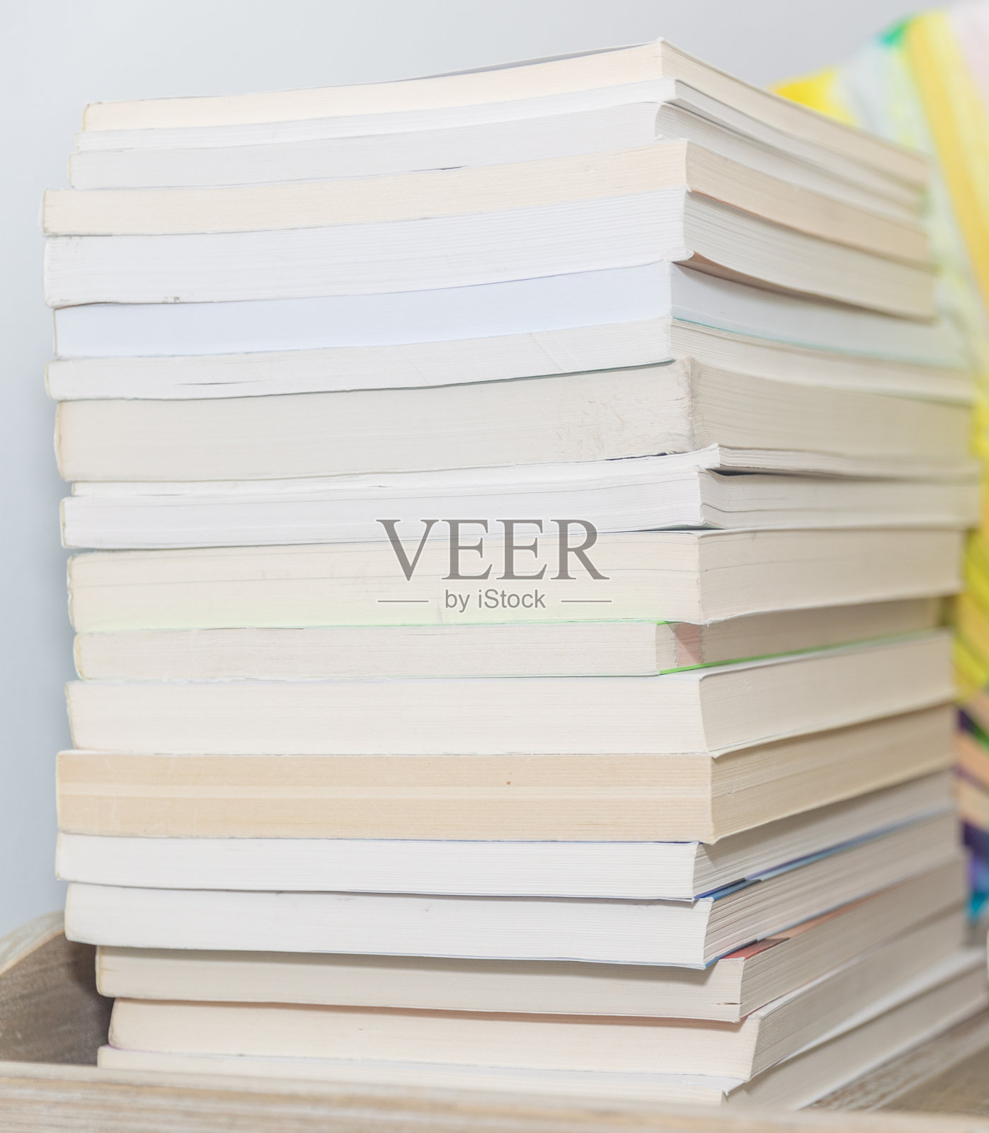 一堆彩色的书作为背景照片摄影图片