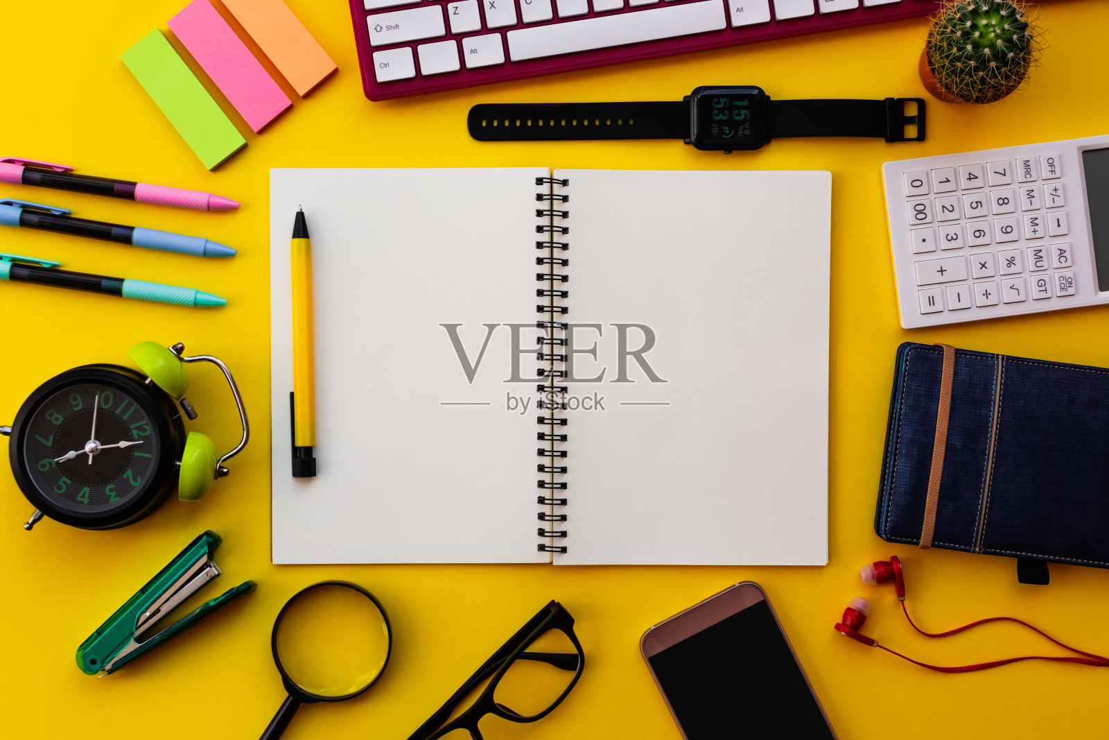 白色空白记事本，黄色背景上有办公室和个人附件。照片摄影图片