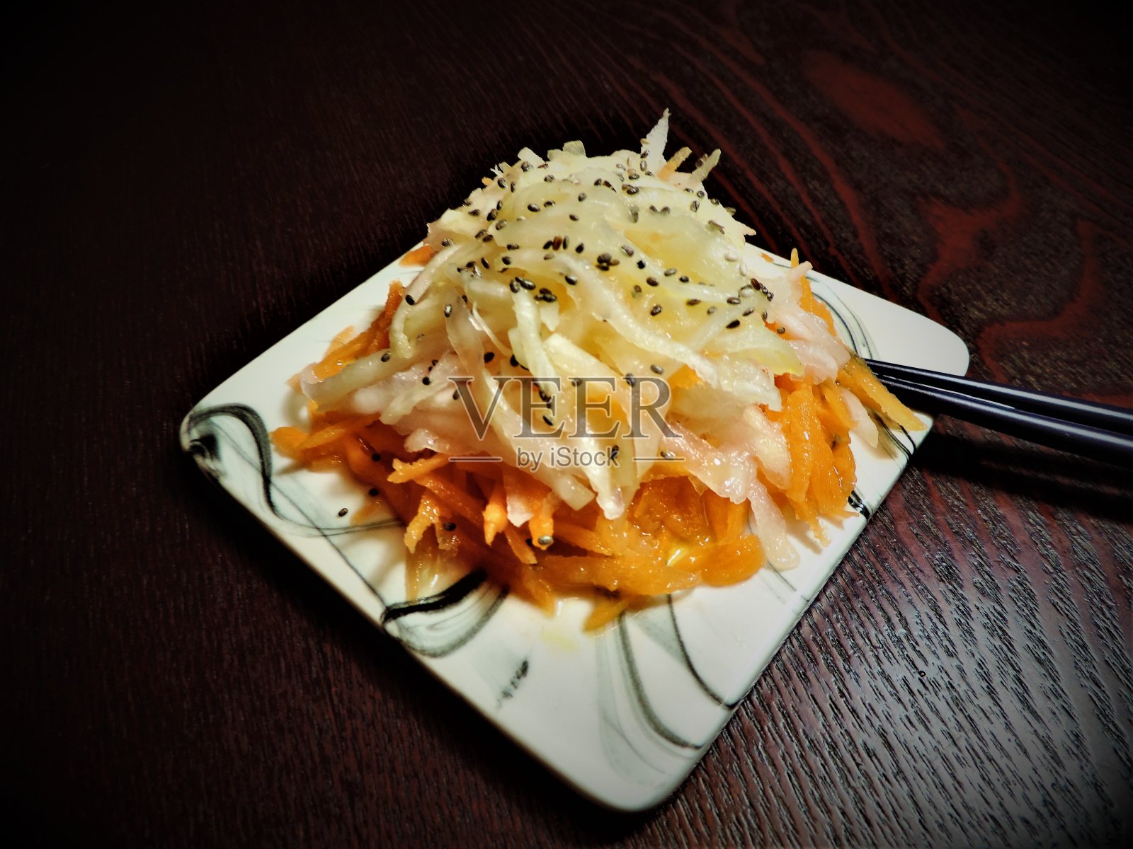 凉拌卷心菜。萝卜配胡萝卜，奇亚籽。照片摄影图片