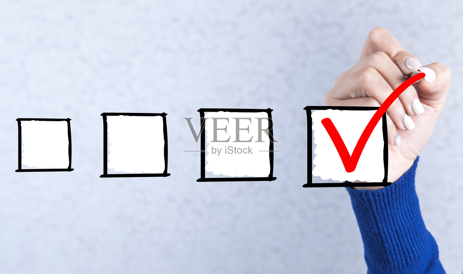 女人的手从几个选项中选择一个照片摄影图片