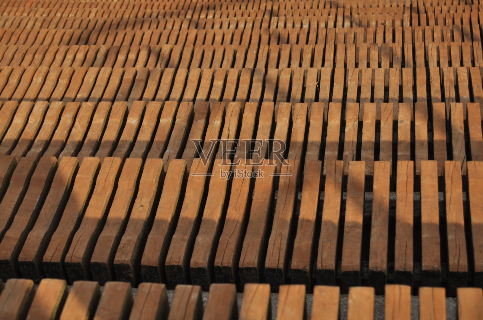 圆形剧场。木凳围成石圈。照片摄影图片