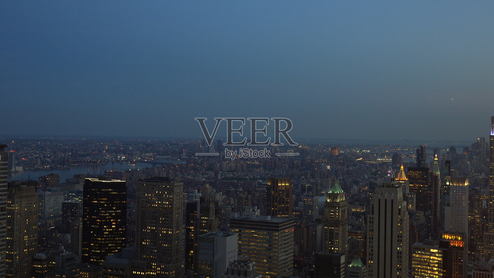 美国纽约:日落和黄昏时曼哈顿市中心和市中心摩天大楼的鸟瞰图照片摄影图片