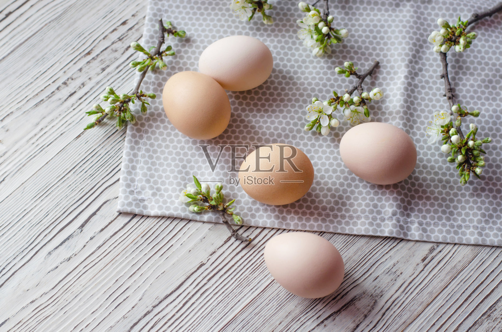 复活节的构图是彩蛋、绿树枝和餐巾。照片摄影图片