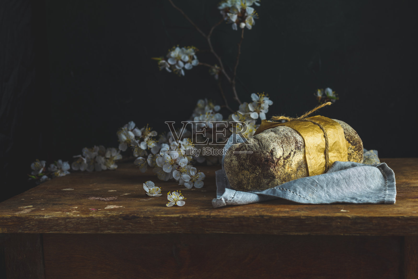 新鲜烘焙的黑麦手工面包照片摄影图片