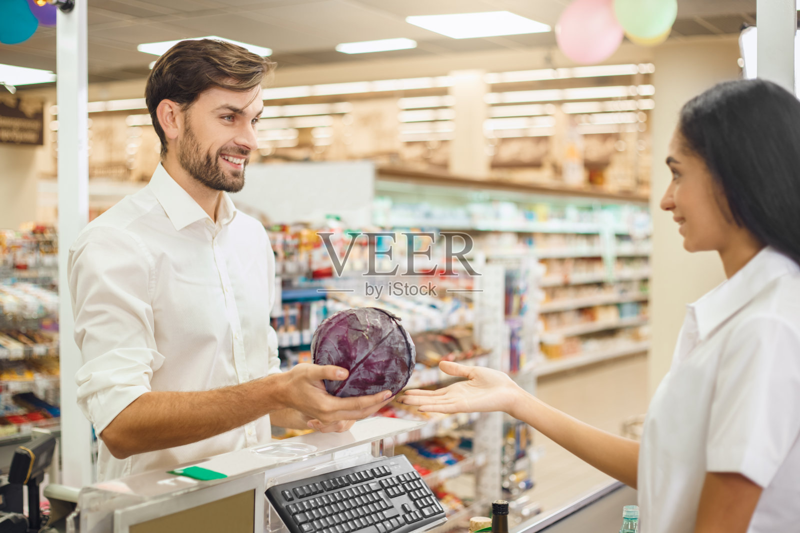 男子在超市购买食品产品照片摄影图片