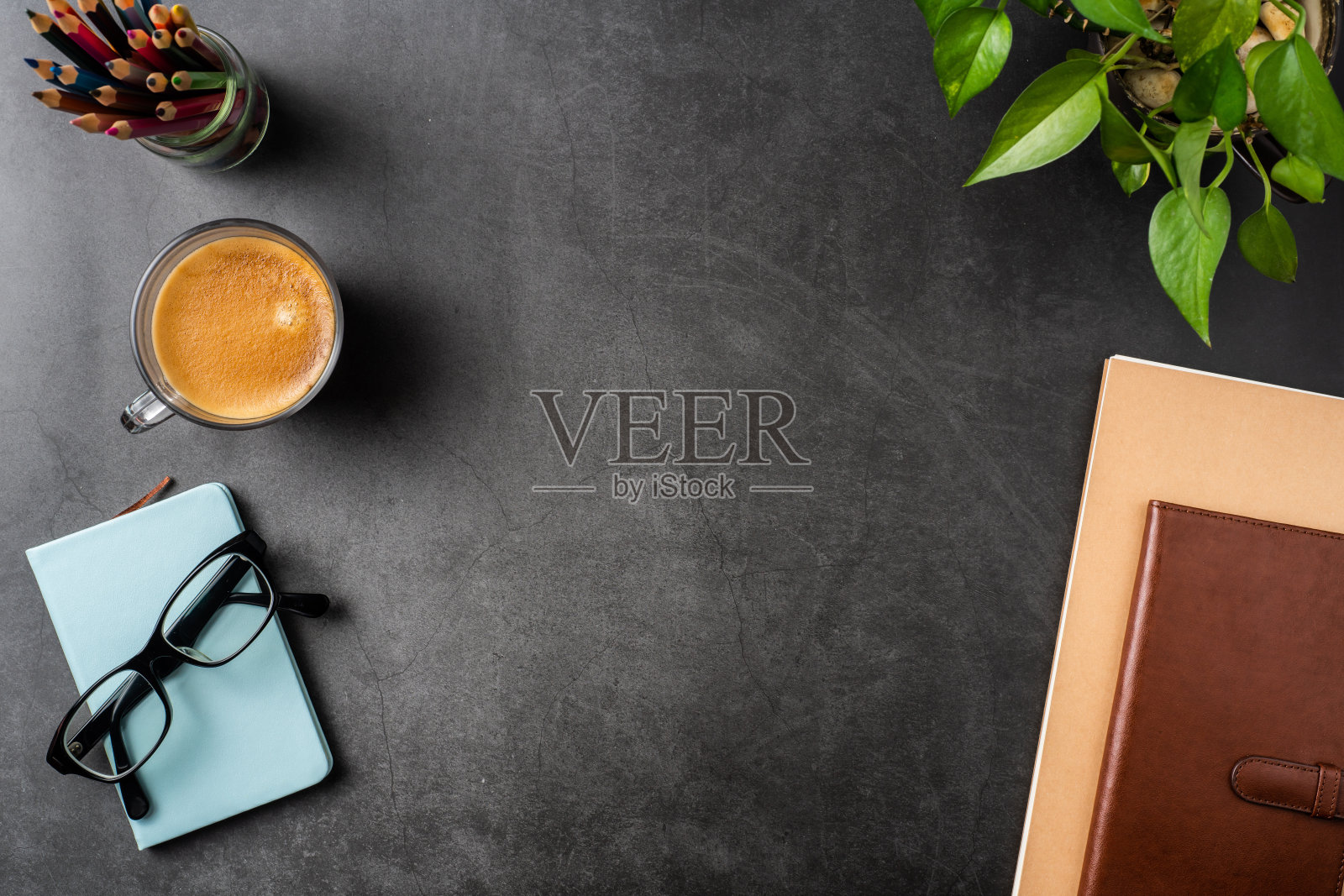 带有黑色背景的剪贴板的白纸照片摄影图片