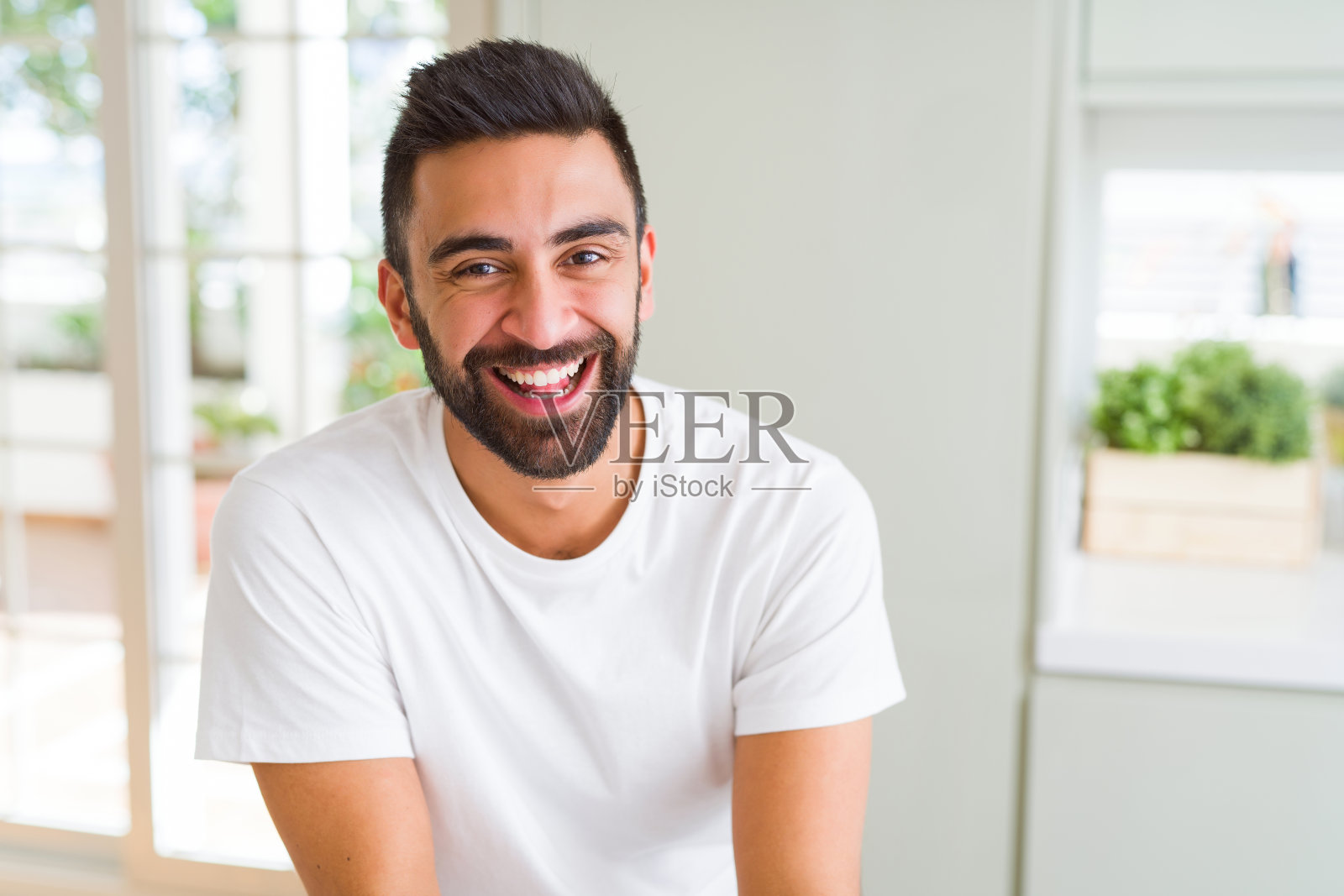 英俊的男人微笑着，脸上露出牙齿，正面和快乐的表情照片摄影图片