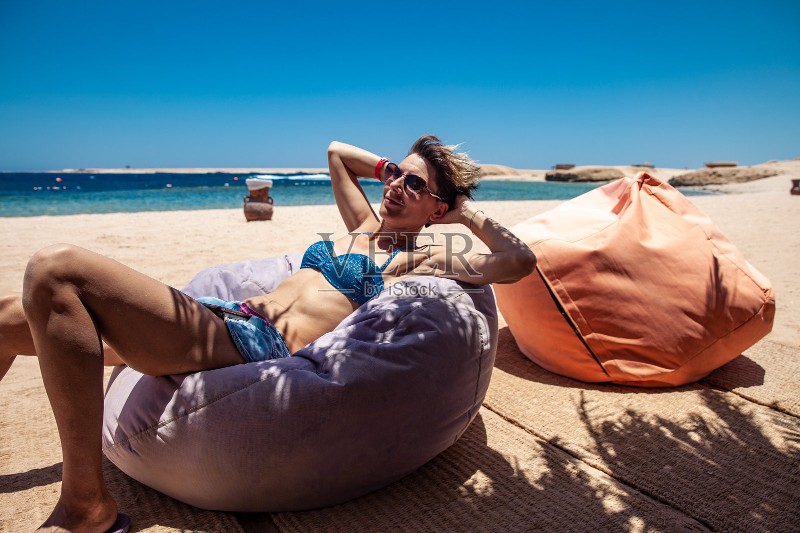 成年女性享受暑假照片摄影图片