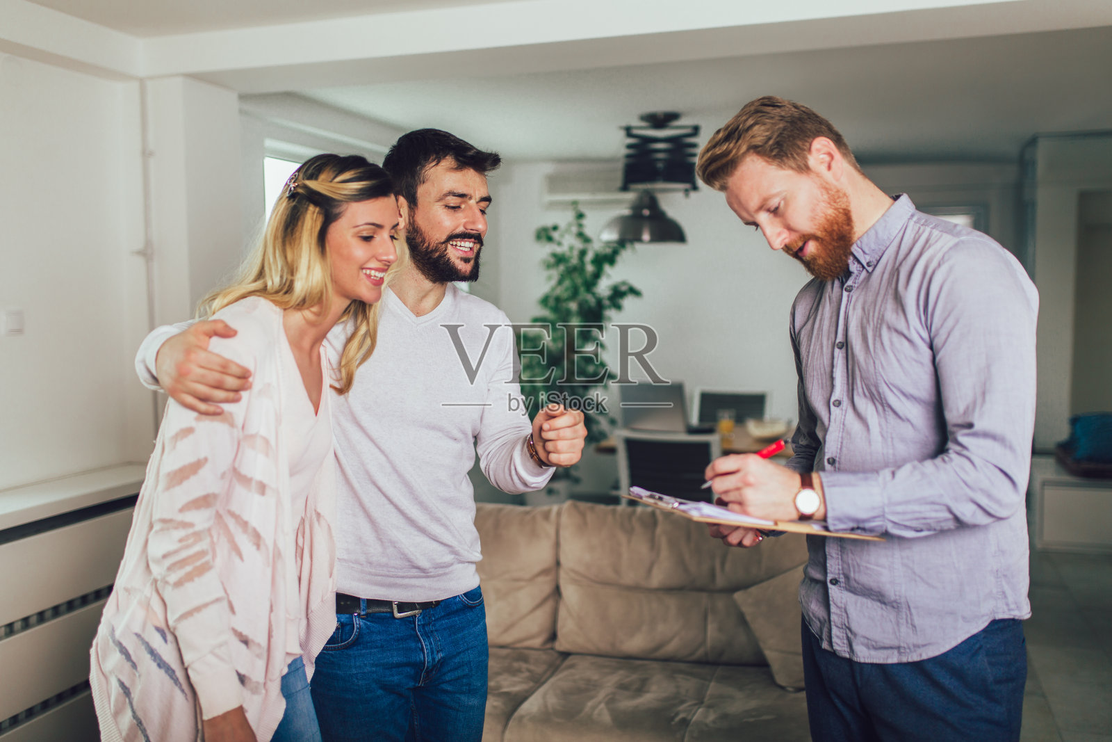 夫妇签署房地产合同条款照片摄影图片