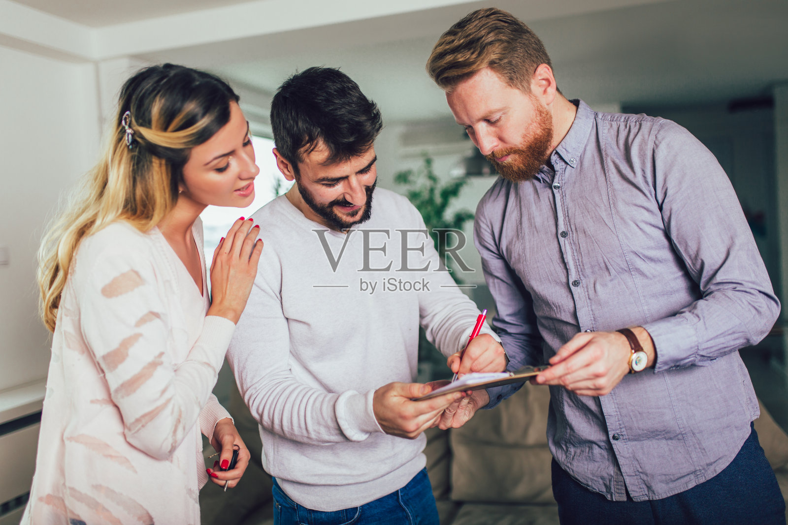 夫妇签署房地产合同条款照片摄影图片