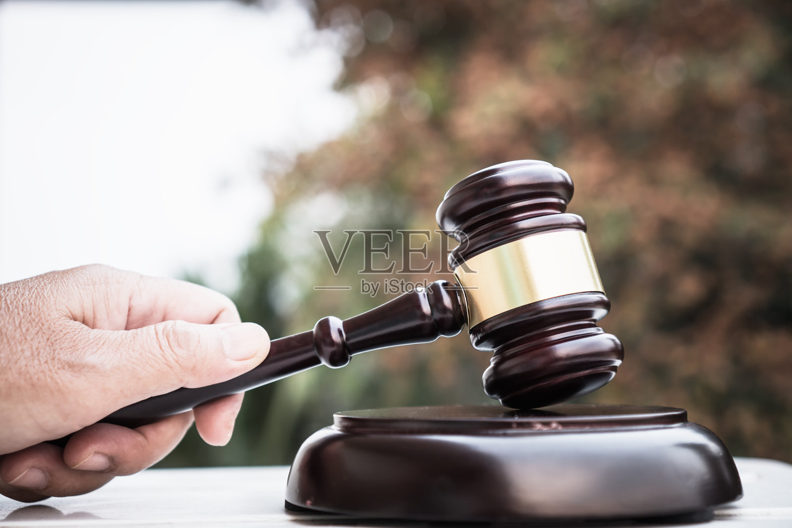 木桌上的棕色木槌，拍卖概念照片摄影图片