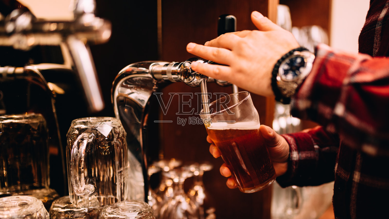 酒吧里倒啤酒的酒保照片摄影图片